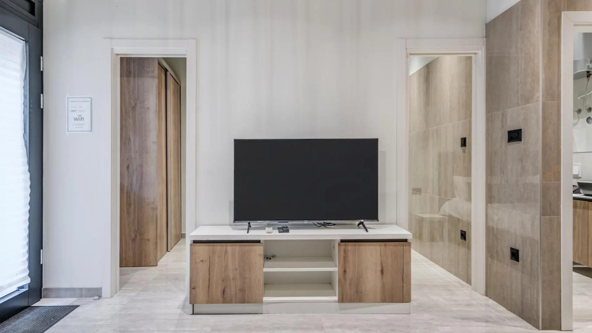 My Home - Downtown Retreat Split Apartment